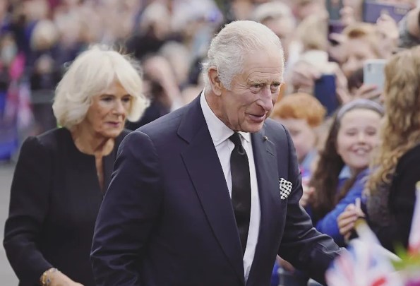 La romántica decisión de Carlos III que da la vuelta al mundo